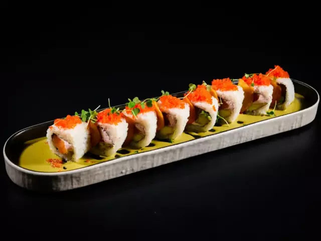 Калифорния с лососем и огурцами кимчи