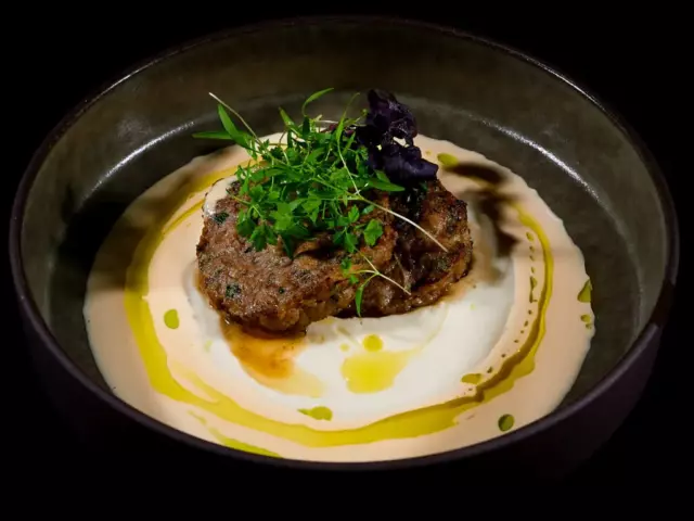 Котлеты из мраморной говядины с перечным соусом и пюре из цветной капусты