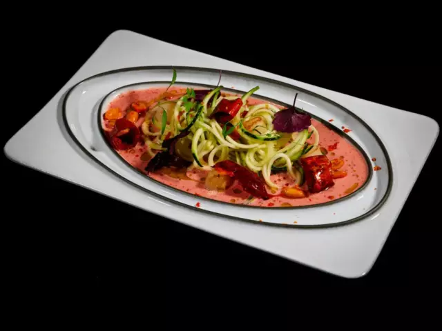Морской гребешок с хрустящим кабачком и соусом гамадари