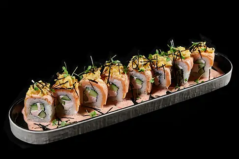 Roll with salmon flambe and mango