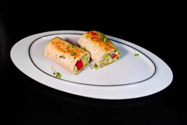 Шаурма с камчатским крабом, розовыми томатами и юдзу